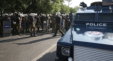 Pakistan'da tren saldırısı: Yüzlerce yolcu rehin alındı