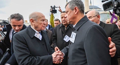 Şehit cenazesinde dikkat çeken anlar… Özgür Özel, Bahçeli’ye aracına kadar eşlik etti